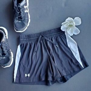 💍Under Armour Black and white shorts